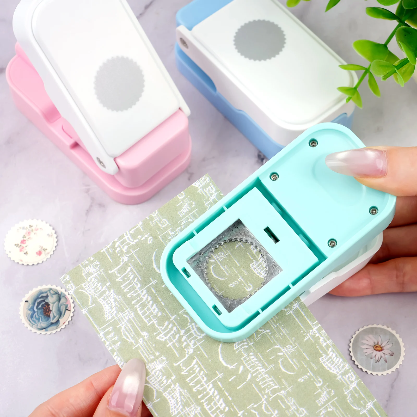 Scrapbooking - Schichtstanzer mit Briefmarken- und Kreismotiven für