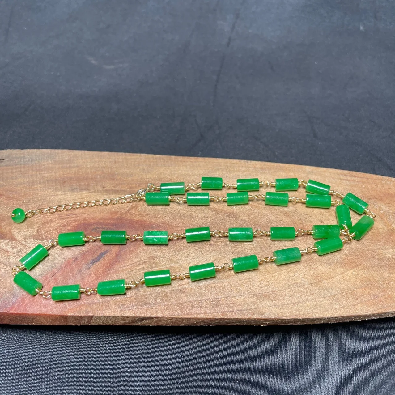 Grüne Jade-Perlen-Halskette, V – Beading Bewertung und Preis