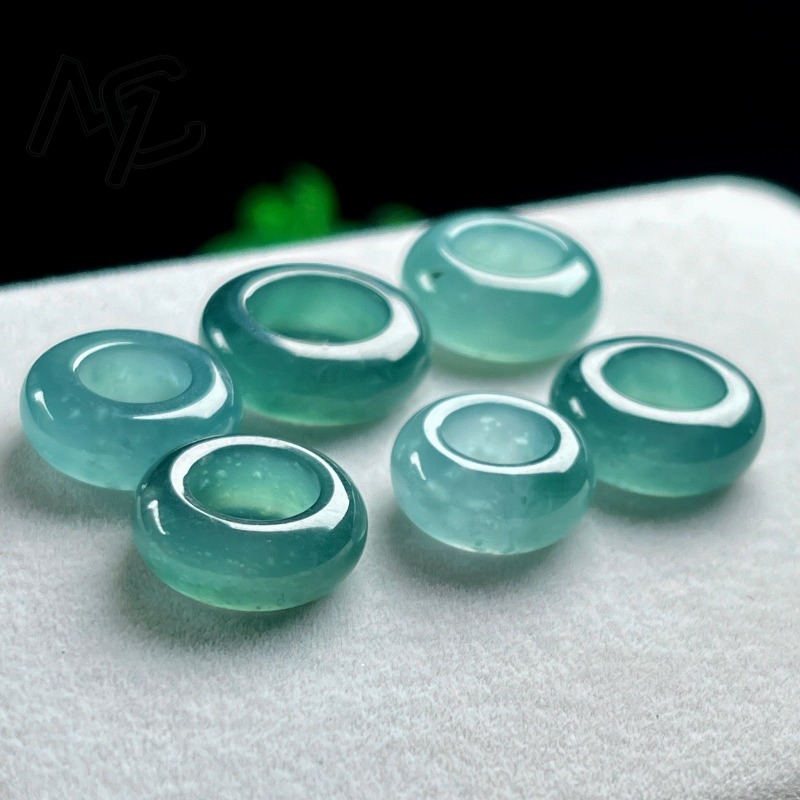 Natürlicher Smaragd Blauwasser – Beading Bewertung und Preis